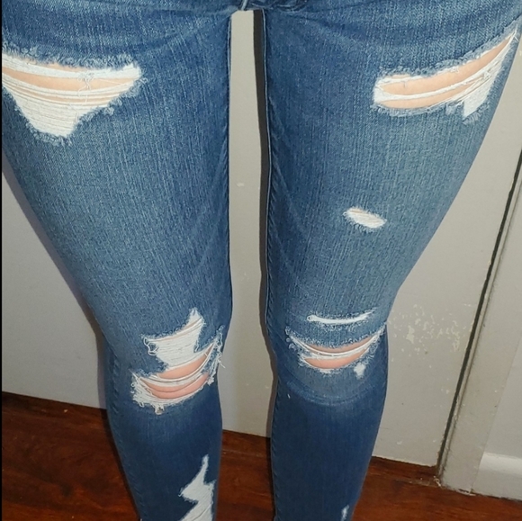 AMERICAN EAGLE Ripped Jeans